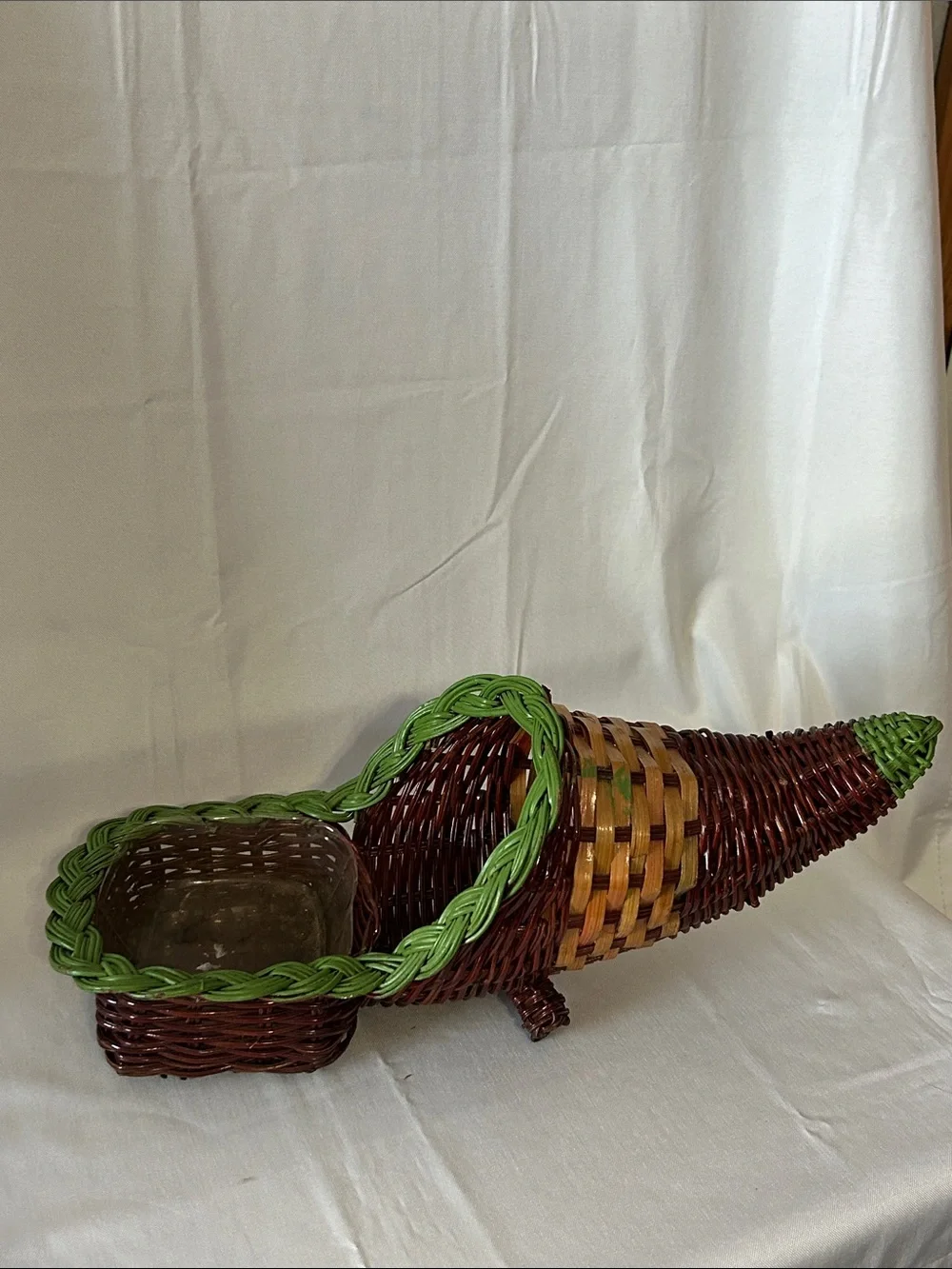 VTG two-tone wicker/rattan cornucopia basket with an attached tray base